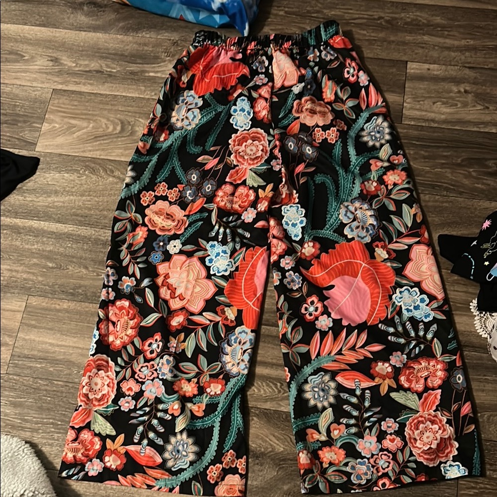 Women’s size medium  Bottoms new without tags